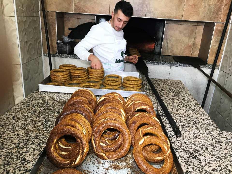 <p>Bu kara fırın simidinin içerisinde un, tuz, su ve maya olduğu gibi diğer poğaçalar gibi fazla katkı maddesi olmadığı için vatandaşlarımız tarafından tercih ediliyor. </p>
