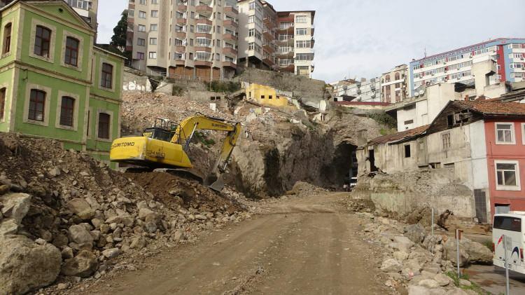 <p>"Türkiye'de belki de bir benzeri yok" </p>

<p> </p>

<p>"Türkiye'de bu şekilde projelendirilen, otoparktan bağlantılı, otoparkı girip çıkabilen 60 metre betonarme bir yapıyla bağlanan bildiğim kadarıyla bir tünel yok" diyen Öztürk "Bu proje sayesinde otopark sorunu çözülecek. Otoparkımız yaklaşık olarak 550 araç kapasiteli. Yaklaşık olarak 2 bin 300 metrekarelik alanlarla teşkil edilmiş. Yarı otomatik sistem. Takvimimizde bir gecikme olmazsa 15 Nisan tarih itibariyle vatandaşın hizmetine açmayı hedefliyoruz. Trabzon Büyükşehir Belediyesinden yükleniciye ödenen bir bedel yok. 29 yıllığına onlara kiralıyoruz. 26 yılı işletme ve 3 yılı da yapım olmak üzere süreci yürütüp yönetiyorlar. Yaklaşık maliyeti ise 100-150 milyon arasında” diye konuştu.</p>
