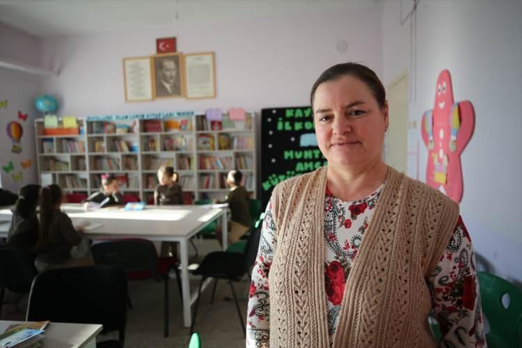 <p>Proje ile köylerde kitap okuma alışkanlığını arttırmayı hedeflediklerini dile getiren Kalkan, "Öğrencilerin ayakta durabilmesi, hayata hazırlanabilmesi ve kötü alışkanlıklardan kurtulabilmesi için bu tür etkinlikler önemli." diye konuştu.</p>
