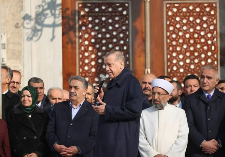 <p>Erdoğan, camide namazını eda ederken zeminde kubbeyi seyrettiğinde yepyeni bir Yeni Cami'nin meydana geldiğini Allah'a hamdederek gördüğünü dile getirdi. Burada emeği geçen tüm mimarlara ve sanatkarlara şahsı, milleti, vakıf teşkilatı, Kültür ve Turizm Bakanlığı adına teşekkür eden Erdoğan, şöyle konuştu:</p>
