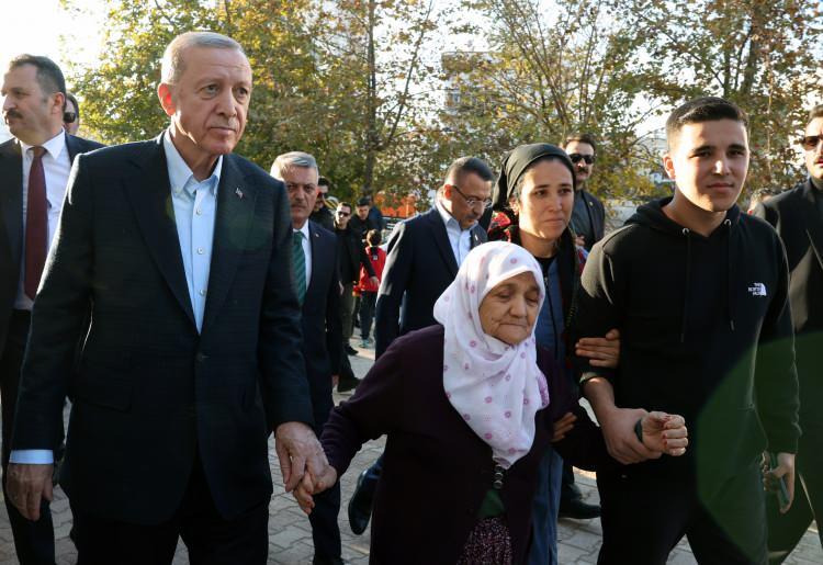 <p>Başkan Erdoğan, sel felaketinden etkilenen ve daha önce telefonda da görüştüğü Zülfiye Ceylan ile bir süre sohbet etti.</p>

<p> </p>
