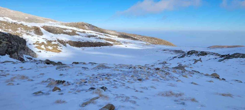 <p><strong>Uludağ’da göller buz tuttu ama kar yok</strong><br />
<br />
Kış turizminin önde gelen merkezlerinde Uludağ’da halen beklenen kar yağışı gerçekleşmezken, zirvedeki göller buz tuttu. Buz tutan göllerin üzerinde gezen Bursalı dağcı İsmet Şentürk; buz tutan göllerin kar ve sis bulutları altındaki masalsı anlarını görüntüledi.</p>

<p> </p>
