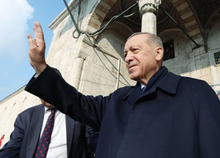 <p>Cumhurbaşkanı Recep Tayyip Erdoğan, İstanbul'da restorasyonu tamamlanan Yeni Cami'nin açılışını gerçekleştirdi.</p>
