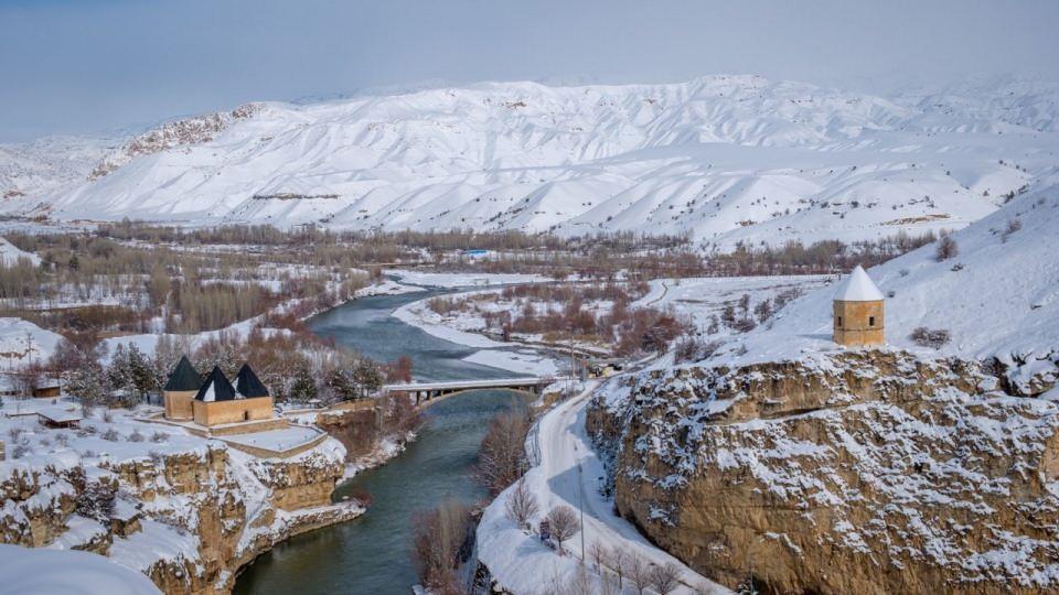 <p>Erzincan’da gece yağmur yağışı yüksek kesimlerde kara dönüştü. Kenti çevreleyen dağlar beyaza büründü. Refahiye ve İliç ilçesinde kardan üzeri beyazla kaplanan çam ağaçları görsel manzara oluşturdu.<br />
 </p>
