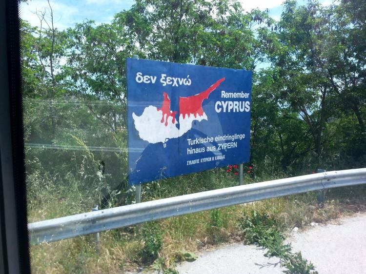 <p>Yunanistan’ın bölge barışını tehlikeye atan kışkırtıcı tavrı, pankartlara kadar yansıtılıyor. Yunanistan’ın şehirlerinde, Kıbrıs haritasında KKTC bölgesi kanlı biçimde resmedilerek kirli bir propaganda yürütülüyor.</p>
