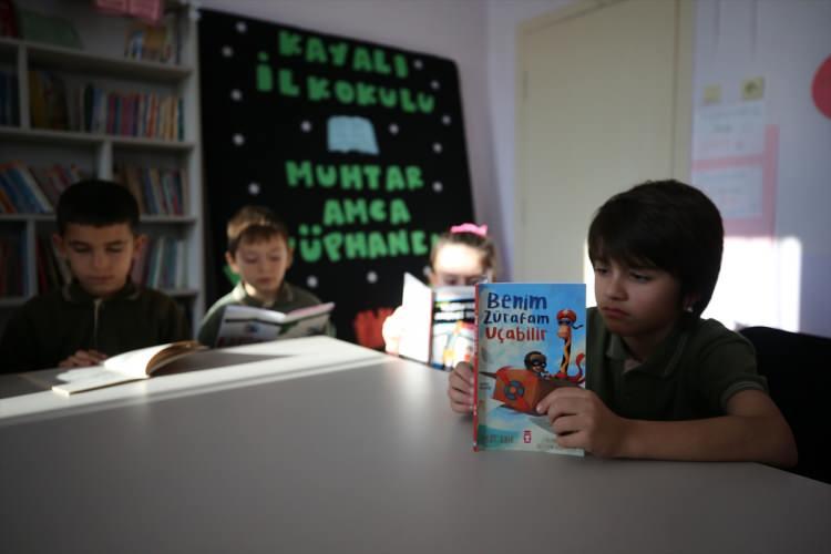 <p>Kırklareli'nin Kayalı köyünde "Muhtar Amca Kütüphanemde" projesi kapsamında öğrenci, öğretmen, veli ve muhtarların katılımıyla her hafta kitap okuma etkinliği düzenliyor</p>