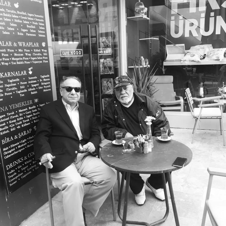 <p><span style="color:#FF0000"><strong>TÜM MAL VARLIĞINI ESKİ EŞİNE BIRAKTI</strong></span></p>
<p><strong>Pırlant'ın vasiyetnamesinde yer alan ifadeler ise şu şekilde:</strong></p>
<p><span style="color:#000000"><strong>"Türkiye Cumhuriyeti hudutları dâhilinde sahibi olduğum bilumum gayrimenkullerimin tamamını, ortağı olduğum şirketlerdeki hisselerimin tamamını, bankalarda bulunan hesaplardaki paranın tamamını ve taşınır mallarımın tamamını ölümümden sonra Tülay Pırlant'a bırakıyorum. Başkaca diyeceğim yoktur."</strong></span></p>