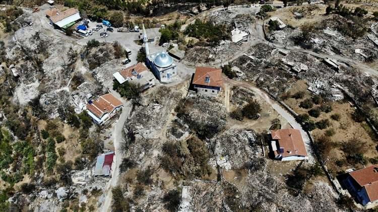<p>Özellikle ilçedeki Kepezbeleni Mahallesi, yangının akabinde tanınmaz haldeydi. Fotoğrafta da görüleceği üzere çoğu tarım arazisi ve ev kullanılamaz durumdaydı.</p>