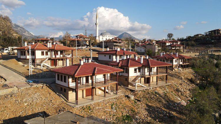<p>Çevre, Şehircilik ve İklim Değişikliği Bakanlığı'nın iştiraki TOKİ, yangın mahalline müdahalede bulunarak hızla onarıma başladı.</p>