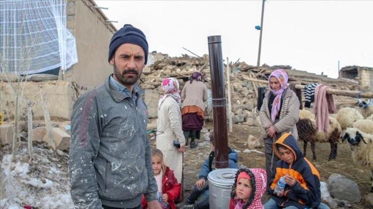 <p><strong>2-BAŞKALE'YE DESTEK</strong></p>
<p>Tarihler 23 Şubat 2020'yi gösterdiğinde Van, 5.9'luk depremle uyandı. </p>
<p> </p>