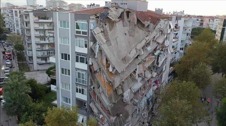 <p>AFAD ve ilk yardım ekiplerinin çalışmaları sonucunda kurtarılan binlerce kişi hastanelere sevk edilirken, 1035 insanımızın deprem kaynaklı yaralandığı öğrenilmişti.</p>