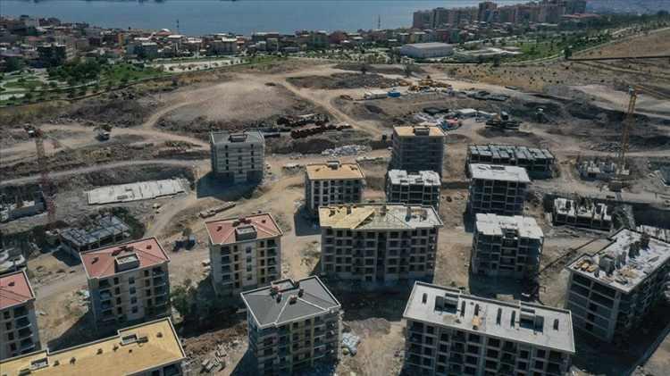 <p>Afet sonrası bölgeyi hızla onarmaya başlayan TOKİ, 13 ay içerisinde 596 ev ile 145 iş yerini, 2'nci yılın sonunda da 1404 konut ile 289 iş yerini tapularıyla beraber hak sahiplerine verdi.</p>