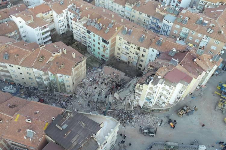 <p><strong>5-SİVRİCE DEPREMİ</strong></p>
<p>Elazığ, 24 Ocak 2020 Cuma akşamı 6,8'lik depremle sarsıldı. Deprem o kadar tesirliydi ki civar şehirlerin tamamında hissedildi. Ancak Elazığ dışında depremin en yoğun hissedildiği şehir Malatya'ydı.</p>