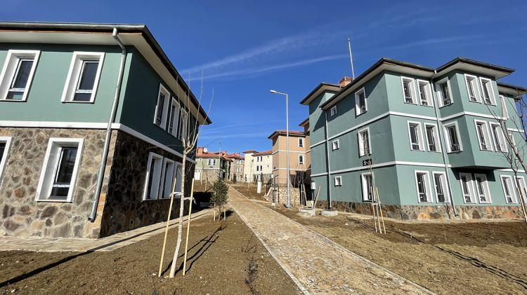 <p>Üç yıl içerisinde 19 bin 850 hak sahibine evleri teslim edilirken, Sivrice'nin yeni yüzü dikkat çekti.</p>