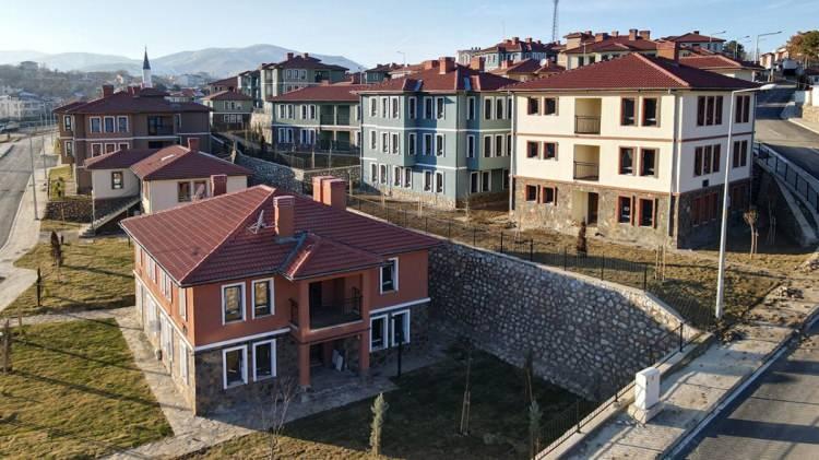 <p>İşte, Sivrice'nin göl manzaralı yeni konutları...</p>

