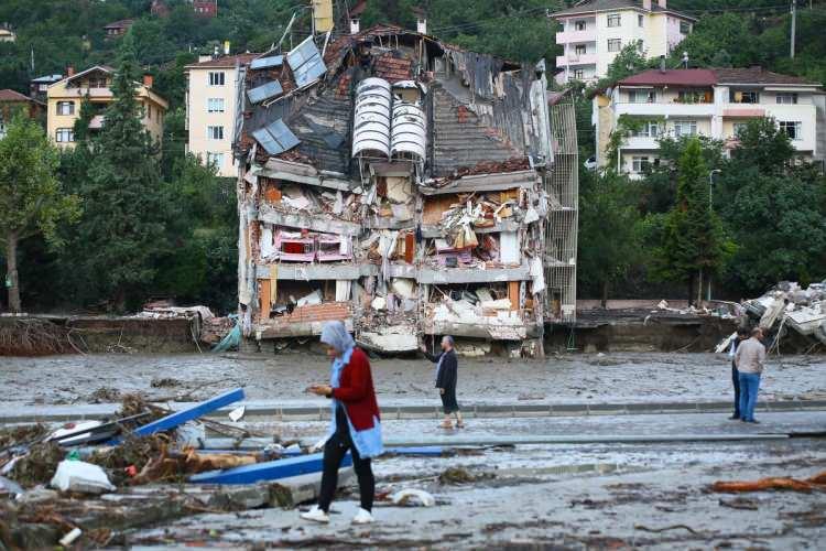 <p>Ve Batı Karadeniz'de onlarca insanın ölümüne neden olan sel felaketi...</p>
