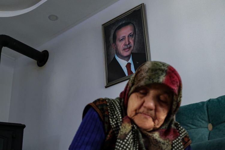 <p>Pide restoranı işletmecisi olan 75 yaşındaki Zülfiye Ceylan bugün ise Cumhurbaşkanı Recep Tayyip Erdoğan’ı evinde ağırlamayı heyecanla beklediğini dile getirerek, elleriyle sardığı sarmaların yanında pide ve bazlama yaparak kahve ikram etmek istediğini aktardı.</p>
