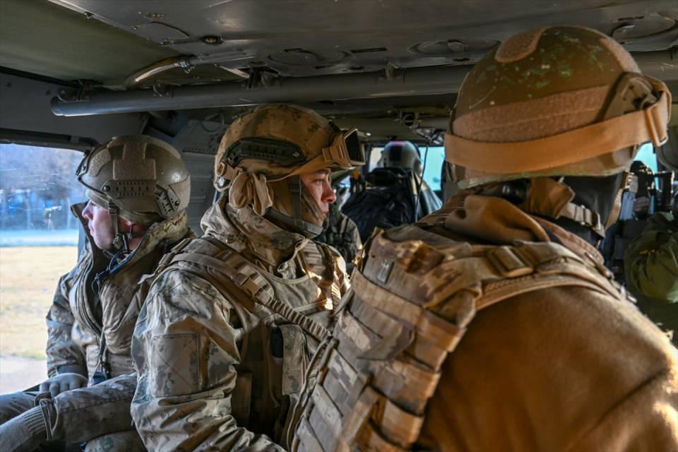 <p><strong> 3 ilin sınırının kesiştiği noktada kış operasyonu</strong></p>

<p>İl Jandarma Komutanlığına bağlı timler, son olarak Van, Şırnak ve Siirt illerinin sınırlarının kesiştiği bölgede kapsamlı kış operasyonu başlattı.</p>
