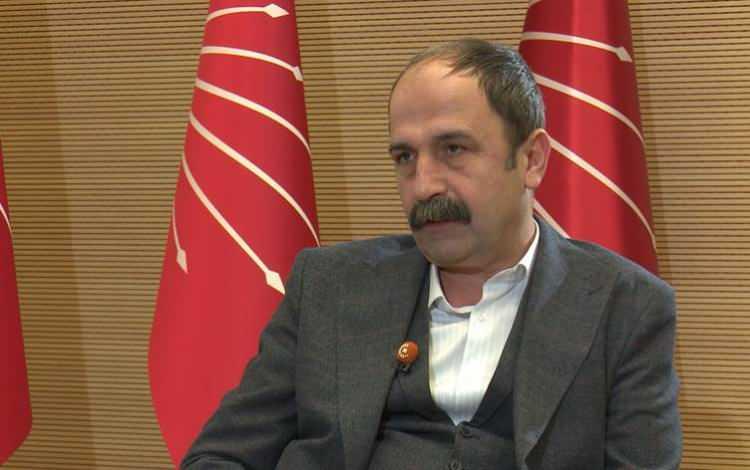 <p>Partinin yeni danışmanı Nuşirevan Elçi'nin Rudaw'a röportaj verdiği alandan Türk bayraklarını kaldırması eleştirileri beraberinde getirdi.</p>
