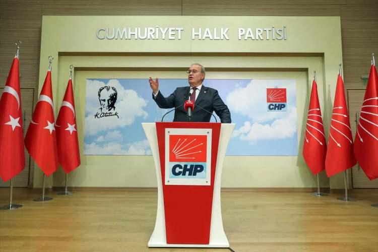 <p>CHP Sözcüsü Faik Öztrak'ın aynı mekanda çekilmiş bir fotoğrafında, üç Türk bayrağının üç CHP bayrağı ile aynı hizada konumlandığı görülüyor.</p>
