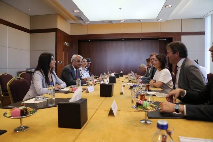 <p><strong>ALMANYA'DA BAYRAĞA YASAK</strong></p>
<p>CHP ve HDP'li yetkililer, Temmuz 2017'de Almanya'ya giderek ortak miting düzenlemişti. Mitingden önce Alman Dışişleri Bakanlığı ile buluşan temsilciler, daha sonra mitingin yapılacağı alana yönelmişti.</p>