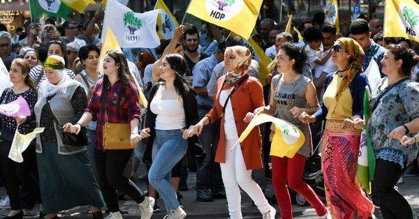 <p>Mitinge binlerce kişi katılırken Türk bayrağına izin verilmemesi dikkatlerden kaçmadı.</p>