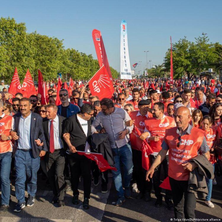 <p>HDP'nin hatta CHP'nin bayraklarının yer aldığı etkinlikte tek Türk bayrağına dahi rastlanmadı.</p>