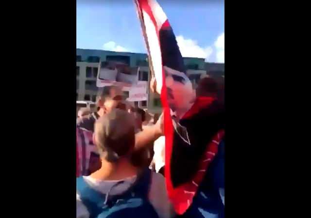 <p>O anları kayıt altına alan bir gurbetçi, mitinge üzerinde Atatürk'ün fotoğrafının yer aldığı bir Türk bayrağı ile girmek istedi. Fakat izin verilmedi.</p>