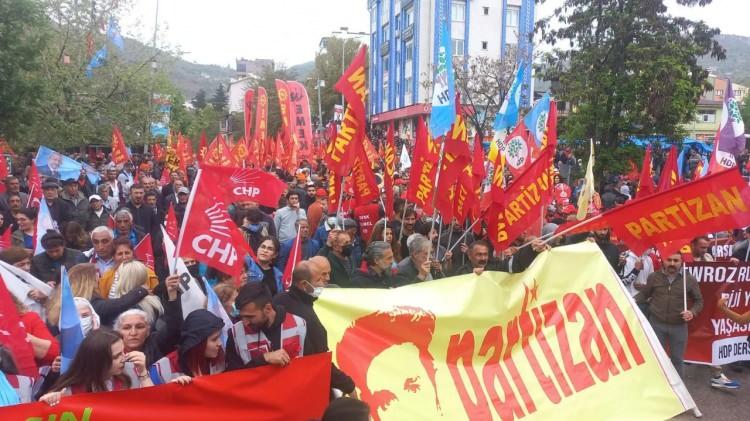 <p>Radikal sol gruplara ait bayrakların yer aldığı etkinlikte CHP'nin, TİP'in ve TKP'nin bayrakları vardı.</p>