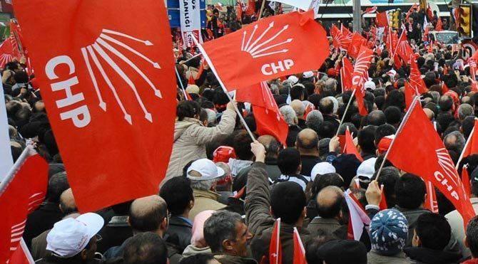 <p>Fakat kalabalık arasında tek bir Türk bayrağının dahi olmaması uzun süre gündemde kalmıştı.</p>