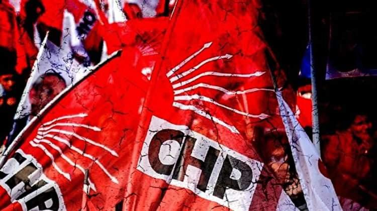 <p><strong>TUNCELİ'DE 'BAYRAKSIZ' MİTİNG</strong></p>
<p>CHP Genel Başkanı Kemal Kılıçdaroğlu, 2014 yılındaki yerel seçimlerde Tunceli'de miting düzenledi. Ancak mitingde tek bir Türk bayrağı dahi görülmedi.</p>
