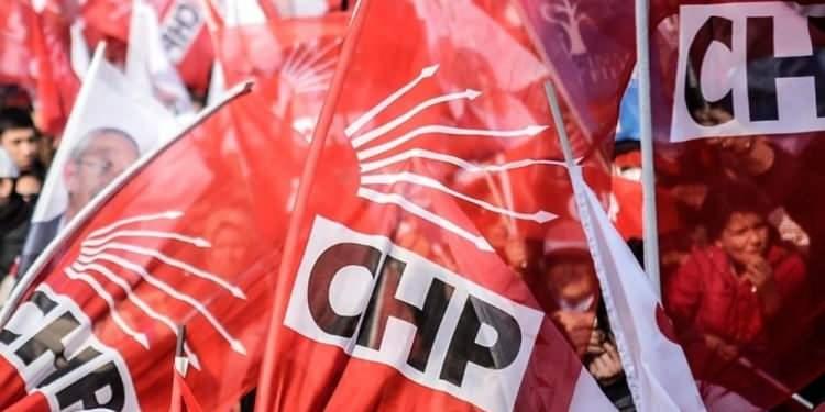 <p><strong>HAKKARİ'DE AYNI SAHNE</strong></p>
<p>2011'deki genel seçimlerde Hakkari'ye giden Kemal Kılıçdaroğlu, Türk bayrağının olmadığı meydanda vatandaşa seslenmişti.</p>