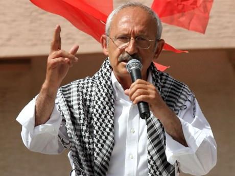 <p>Mitinge poşu bağlayarak katılan Kılıçdaroğlu, hem Hakkari'den kayda değer oy alamamış hem de uzun süre eleştirilmişti.</p>

