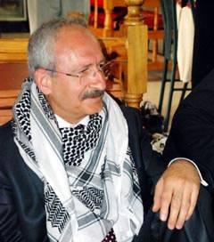 <p>Hakkari mitinginden geriye kalan ise, Kılıçdaroğlu'nun poşulu fotoğraflarıydı. CHP Genel Başkanı, poşuyu daha sonraki mitinglerinde de kullandı.</p>