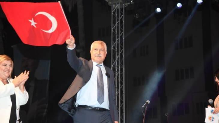 <p><strong>ADANA'DA BAYRAK SKANDALI</strong></p>
<p>2019 yılında CHP-İyi Parti ittifakıyla Adana Büyükşehir Belediye başkanlığına seçilen Zeydan Karalar, 29 Ekim Cumhuriyet Bayramı sırasında büyük bir skandala imza attı.</p>