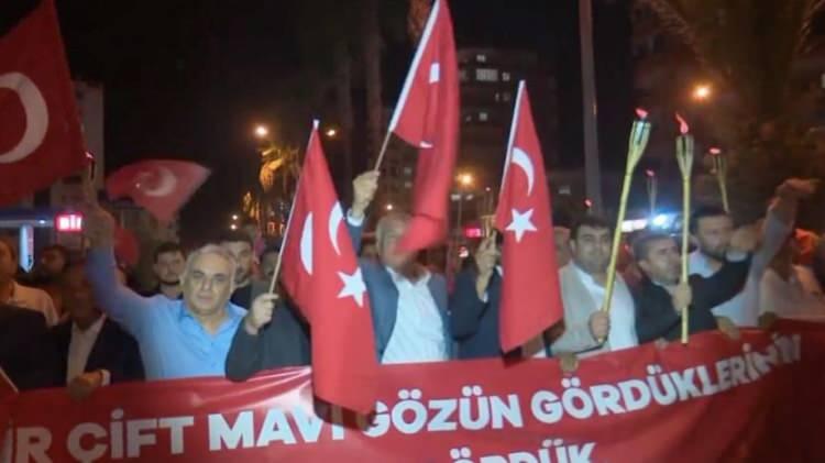 <p>Türk bayraklarıyla çevreli törende Adanalılara seslenmek için kürsüye çıkan Karalar'ın elinde iki Türk bayrağı vardı. </p>
