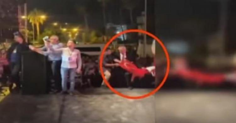 <p>Fakat Karalar, yanında yardımcıları olmasına karşın iki bayrağı yere attı. O anlar kayıt altına alınırken büyük tepki çekti.</p>