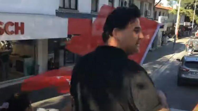 <p><strong>'KUTLAMA' YAPMAK İÇİN HALKA 'BAYRAK' ATTI</strong></p>
<p>CHP'li Fethiye Belediye Başkanı Alim Karaca, 19 Mayıs Atatürk'ü Anma, Gençlik ve Spor Bayramı'nı kutlamak için belediye otobüsünün üzerinden vatandaşa bayrak attı.</p>