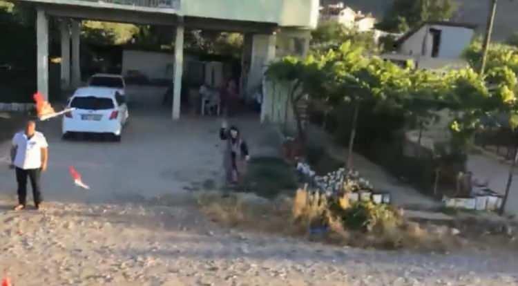 <p>İlk başta ne ile karşılaştıklarını anlamayan vatandaşlar, Karaca'ya selam gönderdi. Fakat daha sonra işin aslı anlaşıldı.</p>
