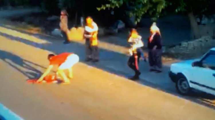 <p>Vatandaşlar yere atılan Türk bayraklarını kaldırarak Karaca'ya tepki gösterdi. Bu görüntüler eleştirilere neden olurken Karaca, 'Kimse benim bayrak sevgimi sorgulayamaz' dedi.</p>