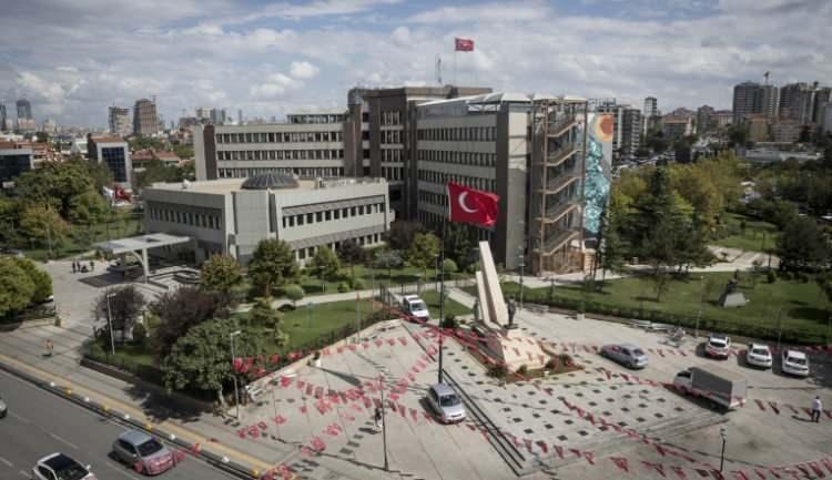 <p><strong>BAYRAĞA HAKARETİN ÜSTÜNÜ KAPATTILAR</strong></p>
<p>CHP çatısı altında kayıtlara geçen bir bayrak skandalı da Kadıköy'de yaşandı. Belediyeye bağlı Gazete Kadıköy'ün Yazı İşleri Müdürü Semra Çelebi, bayrak üzerinden karanlık LGBT zihniyetini açığa vurdu.</p>