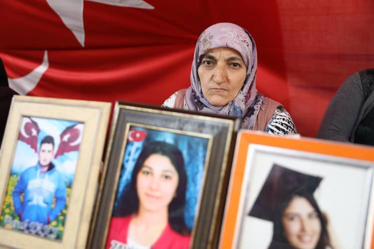 <p>Oğlunun üniversitede okurken kandırılarak dağa götürüldüğünü ifade eden Çağmar, "8 yıldır oğlumun peşindeyim. Oğlum kapım her zaman sana açık. Seni bekliyorum. Sen gelmeden buradan ayrılmıyorum." dedi.</p>