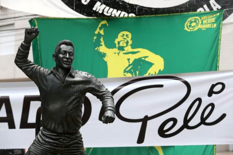 <p>82 yaşında yaşamını yitiren Brezilyalı futbol efsanesi Pele için Santos kentinde bulunan Vila Belmiro Stadyumu'nda cenaze töreni düzenlendi. Törende duygusal anlar yaşandı.</p>
