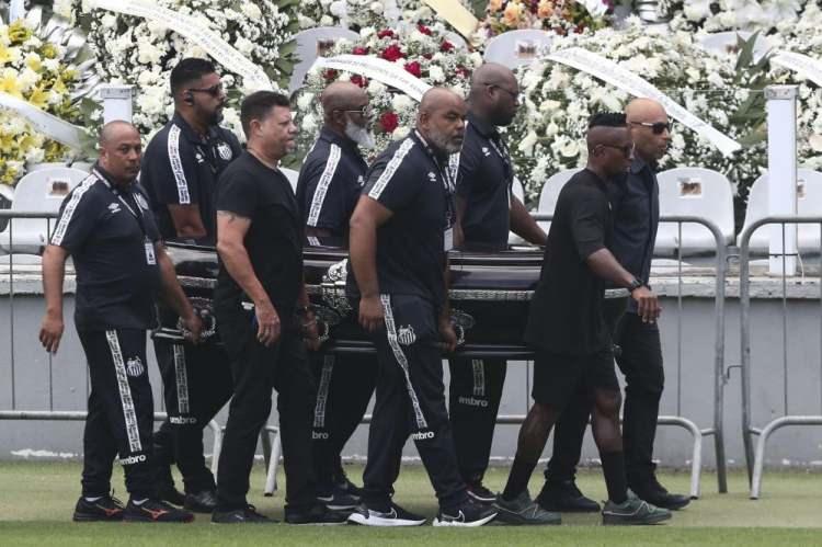 <p>Bir süredir kolon kanseri sebebiyle tedavi gören ve 29 Aralık’ta hayatını kaybeden efsane futbolcu Edson Arantes do Nascimento (Pele), son yolculuğuna uğurlanıyor.</p>

