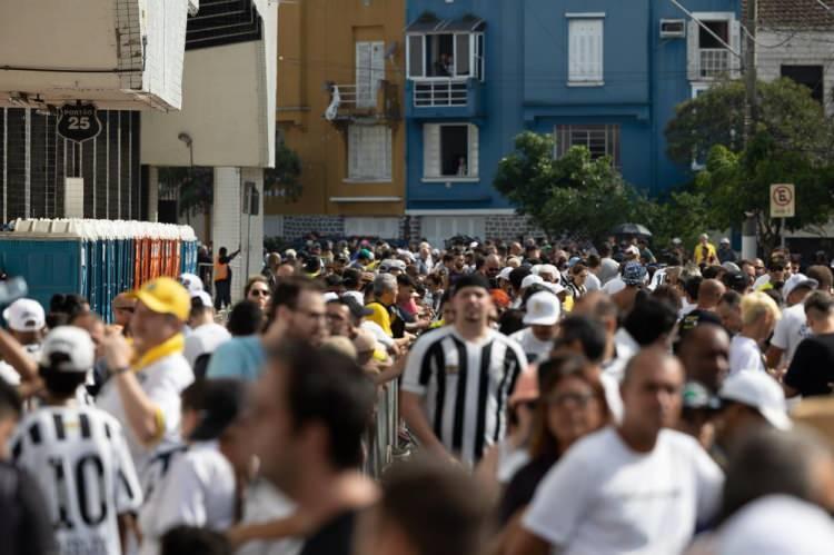 <p>Cenaze töreni, kariyerinin büyük bölümünün geçtiği Santos Stadyumu'nda düzenleniyor. </p>
