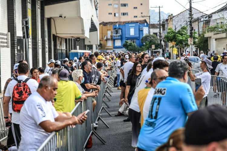 <p>Sabahın erken saatlerinden itibaren çok sayıda taraftar Pele’nin cenazesini görmek ve efsane futbolcuya saygılarını sunmak adına stadyumun önünde uzun kuyruklar oluşturdu.</p>
