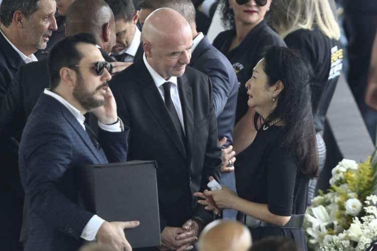 <p>Cenaze için Brezilya’ya giden FIFA Başkanı Gianni Infantino, aile bireylerine taziyede bulundu.</p>
