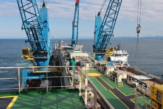 <p><strong>"TARİFESİ DÜZENLENEN 8 İLDEN BİR TANESİ DE İSTANBUL'DU"</strong></p>
<p> </p>
<p>BOTAŞ Türkiye genelinde toptan gaz satışını taşıyan ve yapan ulusal bir şirketimiz. Şu anda toptan satış fiyatı var. 4 liradan 1 metreküpünü satıyor. Orada dağıtım payı, dağıtım yatırımları ve işletme giderlerini karşılayacak bedeldir. Dağıtım tarafında 5 yılda bir hesaplama yapılır. O bölgede yapılan, yapılacak yatırımlar, işletme giderleri ve satılan doğalgaz miktarına bağlı olarak birim bedel belirlenir. İGDAŞ büyük oranda yatırımlarını tamamlamış bir şirket. Geride olan ihtiyacı azaldı. Bu indirim sadece İstanbul'da mı oldu? Hayır, Ankara'da, İzmir'de oldu. Tarifesi düzenlenen 8 ilden birisi İstanbul'du. İstanbul'daki dağıtım bedelenin nihai faturada yaklaşık yüzde 12 oldu. EPDK parametreleri dikkate alarak bir hesaplama yapıyor, dağıtım bedeli şu kadarlık bedel senin giderlerini yapmak için yeterli diyor. Dolayısıyla indirimi İGDAŞ yapmıyor. 81 il içinde aynı metodoloji geçerlidir. İGDAŞ'ın da diğer şirketlerden mevzuat açısından bir farklılığı yok.</p>