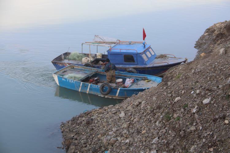 <p><strong>'İLK DEFA BÖYLE BİR KURAKLIK GÖRDÜK'</strong></p>
<p> </p>
<p>Suyun önceden köylerin dibine kadar geldiğini aktaran balıkçı Özgür Deniz,</p>
