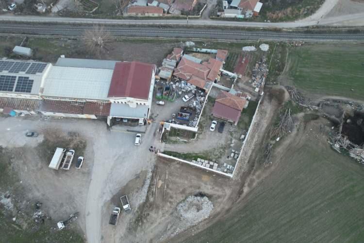 <p>SENELERDİR SÜREN VURGUN ARAZİSİNİ BÜYÜTMEK İSTERKEN ORTAYA ÇIKTI</p>
<p> </p>
<p>Her 2 kiracısından da yüklü miktarda peşinat alarak sözleşme imzalayan Memnune K.'nin senelerdir devam eden akılalmaz oyunu, arazisini 3’üncü kez büyütmek isteyince ortaya çıktı. Sahiplendiği arazilere komşu olan Hüseyin İlhan’a ait işletmenin arka bahçesine moloz döktüren Memnune K. ile işletme sahibi arasında sınır kavgası yaşandı. Her geçen gün arazisini genişleten yaşlı kadından rahatsız olan Hüseyin İlhan’ın konuyu yargıya taşıması üzerine, Memnune K.’nin yıllardır kira aldığı 2 iş yeri ile son olarak inşaatını sürdürdüğü 3’üncü arsanın hiçbir tapu kaydı olmadığı ortaya çıktı.</p>
<p> </p>